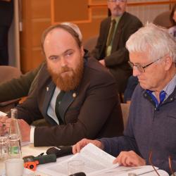 Diskutovat nad Dvanácti mýty o Šumavě přijeli včera odborníci a lesníci do Městského kulturního střediska Vimperk. Zleva lesník Martin Klewar a biolog Jan Pokorný.