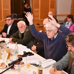 Diskutovat nad Dvanácti mýty o Šumavě přijeli včera odborníci a lesníci do Městského kulturního střediska Vimperk. Na fotografii doc.RNDr. Jan Pokorný, CSc. - biolog a ředitel obecně prospěšné společnosti ENKI během svého výkladu.