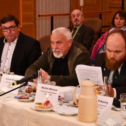 Zleva: náměstek hejtmanky Pavel Hroch, soudní znalec v oboru lesnictví Karel Simon  a lesník Martin Klewar.