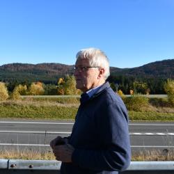 Diskuse nad Dvanácti mýty o Šumavě následně pokračovala i v terénu, kde lesníci ukazovali novinářům současný stav Šumavy. Zde doc.RNDr. Jan Pokorný, CSc. sleduje výklad svých kolegů. V pozadí za ním je už NP Šumava.