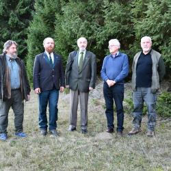 Diskuse nad Dvanácti mýty o Šumavě následně pokračovala i v terénu, kde lesníci ukazovali novinářům současný stav Šumavy. Zleva: Jan Štrobl, Martin Klewar, Petr Martan, Jan Pokorný a Karel Simon.