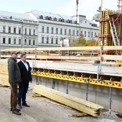 Náměstek hejtmanky Hroch navštívil stavbu nového křídla Jihočeské vědecká knihovny. Doprovázel ho při tom ředitel této krajem zřizované organizace Ivo Kareš.