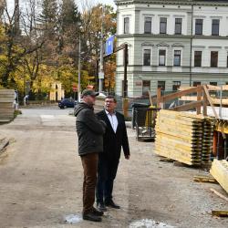 Náměstek hejtmanky Hroch navštívil stavbu nového křídla Jihočeské vědecká knihovny. Doprovázel ho při tom ředitel této krajem zřizované organizace Ivo Kareš.