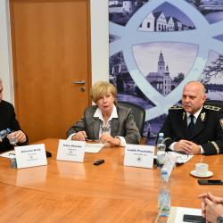 Hejtmanka Ivana Stráská a policejní ředitel Luděk Procházka spolu s krajským radním Antonínem Krákem ocenili vítěze dopravně bezpečnostní soutěže.