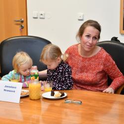 Výherkyně druhé ceny Jaroslava Hronzová při slavnostním předávání cen dopravně bezpečnostní soutěže Jihočeského kraje, Policie ČR a Jihočeské televize.