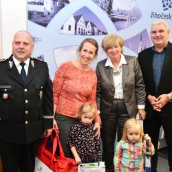 Policejní ředitel Luděk Procházka, výherkyně Jaroslava Hronzová, hejtmanka Ivana Stráská a radní Antonín Krák. 