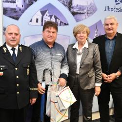 Policejní ředitel Luděk Procházka, výherce Pavel Ševčík, hejtmanka Ivana Stráská a radní Antonín Krák. 