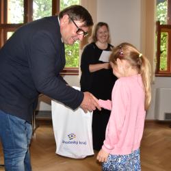Náměstek hejtmanky Pavel Hroch převzal záštitu nad výročím "70 let charitativní pohlednice UNICEF z České republiky" a předal dětem diplomy za účast ve výtvarné soutěži. 