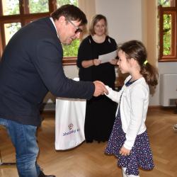 Náměstek hejtmanky Pavel Hroch převzal záštitu nad výročím "70 let charitativní pohlednice UNICEF z České republiky" a předal dětem diplomy za účast ve výtvarné soutěži. 