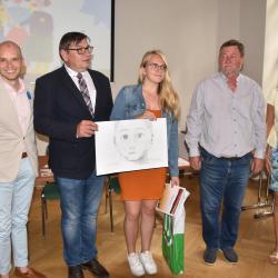 Náměstek hejtmanky Pavel Hroch převzal záštitu nad výročím "70 let charitativní pohlednice UNICEF z České republiky" a předal dětem diplomy za účast ve výtvarné soutěži. 