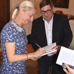 Náměstek hejtmanky Pavel Hroch se 22. října 2019 zúčastnil křestu knihy "100 zajímavostí ze starých Českých Budějovic", která vznikla ve spolupráci se Státním okresním archivem České Budějovice.