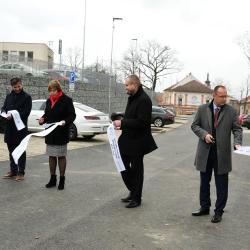 Slavnostní přestřižení pásky nového parkoviště před píseckou nemocnicí.