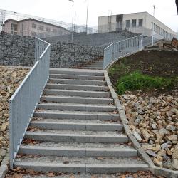 Prostor před píseckou nemocnicí dostal novou podobu. Úpravy hradily město, nemocnice a kraj.
