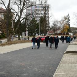 Prostor před píseckou nemocnicí dostal novou podobu. Úpravy hradily město, nemocnice a kraj.