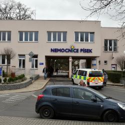 Prostor před píseckou nemocnicí dostal novou podobu. Úpravy hradily město, nemocnice a kraj.