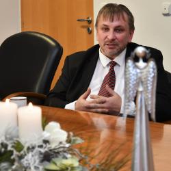 Předvánoční čas využila hejtmanka Ivana Stráská k tradičnímu poděkování „Dobrým andělům“.Během půlhodinového setkání hejtmanka ocenila dva muže, kteří neváhali a svým pohotovým zásahem zachránili lidský život. David Slepička zachránil hořícího chlapce.