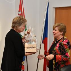 Iva Volková přebírá z rukou hejtmanky Ivany Stráské Dobrého anděla.