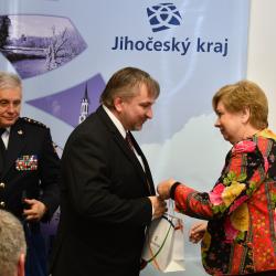 Předvánoční čas využila hejtmanka Ivana Stráská k tradičnímu poděkování „Dobrým andělům“. Zleva: ředitel HZS JčK Lubomír Bureš, David Slepička a hejtmanka Ivana Stráská.