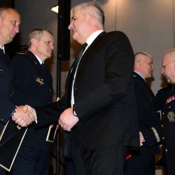 Náměstek hejtmanky Antonín Krák děkuje záchranářům.