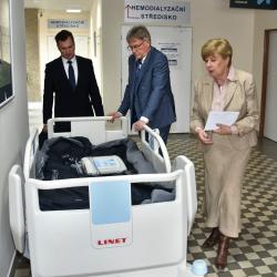 Hejtmanka Stráská si prohlíží nové lůžko