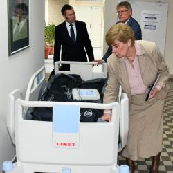 Hejtmanka Stráská si prohlíží nové lůžko