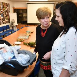 Hejtmanka Stráská přivítala první jihočeské miminko roku 2020.