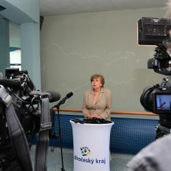 Hejtmanka Ivana Stráská během briefingu po setkání pracovní skupiny. Krajský úřad Jihočeského kraje, 2. 3. 2020.