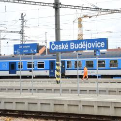 Slavnostním zahájením odstartovala dnes rekonstrukce výpravní budovy vlakového nádraží v Českých Budějovicích. Stavební práce potrvají do konce roku 2022 a vyžádají si náklady okolo 690 milionů.