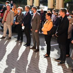 Před krajským úřadem zavlála sokolská vlajka. Jako vzpomínka na zatčené a umučené členy této organizace. Hejtmanka vyzdvihla jejich vlastenectví.
