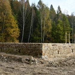 Archeoskanzen Trocnov už roste ze země. „V této chvíli je v areálu Památníku Jana Žižky z Trocnova postavena podstatná část obvodových zdí takzvaného zemanského dvorce. Ze země rostou budoucí sýpky, stodoly, stáje a další stavby, které ke dvorci patřily,“ pochvaloval si ředitel Jihočeského muzea v Českých Budějovicích František Štangl.