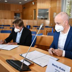 Hejtman Martin Kuba a předseda Spolku pro obnovu venkova Luboš Peterka při podpisu pravidel.