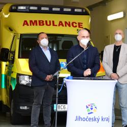 Otevření zrekonstruovaného stanoviště ZZS JčK v českokrumlovské nemocnici. Zleva: hejtman Martin Kuba, ředitel ZZS JčK Marek Slabý a krajský zdravotní rada Petr Studenovský.