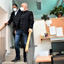 Hejtman Kuba při prohlídce zrekonstruovaného stanoviště ZZS JčK v českokrumlovské nemocnici.