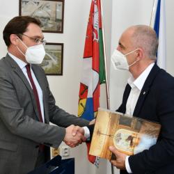 Hejtman Martin Kuba se setkal s velvyslancem Francie J. E. Alexisem Dutertrem.