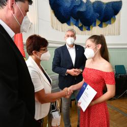 Studentky a studenti českobudějovické „zdrávky“ byli oceněni za dobrovolnickou činnost v době pandemie. Zleva: ředitel školy Karel Štix, vedoucí OŠMT Hana Šímová, náměstek Pavel Klíma a studentka Aneta Bohdalová. 