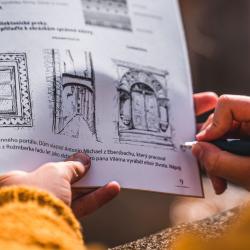 Český Krumlov, město zapsané na seznamu světového kulturního dědictví UNESCO, pandemie hodně změnila. Zatímco se jeho centrum v době předcovidové topilo v záplavě zahraničních turistů, je nyní skutečnou oázou klidu a pohody.