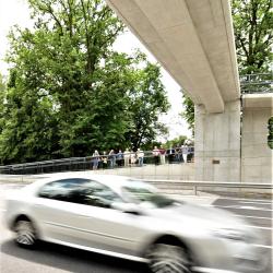 K většímu bezpečí chodců i motoristů na frekventované silnici z Českých Budějovic na Písek v obci Sedlec přispěl kraj částkou 7,52 milionu korun.