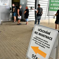 První zájemci o očkování bez registrace se shromáždili již před půl devátou ve středu 28. července u vchodu do OČKO centra na českobudějovickém výstavišti.