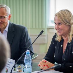 Zleva: Petr Vobejda – vedoucí odboru informatiky a předseda poroty Zlatého erbu za Jihočeský kraj a náměstkyně hejtmana Jihočeského kraje za oblast IT a e-government Lucie Kozlová.