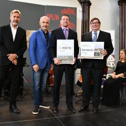 Na prvním místě v soutěži Pět let s Programem obnovy venkova Jihočeského kraje se umístila obec Svatá Maří s projektem „Vybudování místa pasivního odpočinku na návsi ve Svaté Maří“. Cenu přebírá starosta Pavel Mráz.
