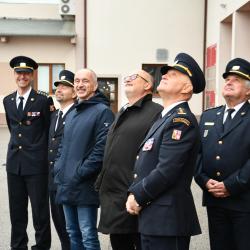 Ředitel Bureš, primátor Svoboda, hejtman Kuba a další hasiči sledují demonstraci nového vozidla.