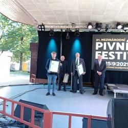 "Blatský stout" SOŠ ekologické a potravinářské z Veselí nad Lužnicí získal 3. místo soutěži Pivo České republiky 2021. Ocenění přebírá školní sládek Aleš Boubelík.