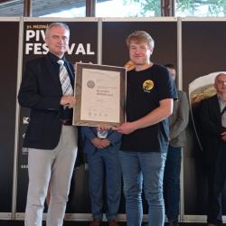 "Blatský stout" SOŠ ekologické a potravinářské z Veselí nad Lužnicí získal 3. místo soutěži Pivo České republiky 2021. Ocenění přebírá školní sládek Aleš Boubelík.