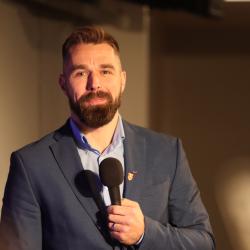 Ve velkém sále kulturního domu Metropol v Českých Budějovicích se v pondělí 20. 12. 2021 konal již 57. ročník tradiční slavnostního vyhlášení výsledků ankety Sportovec Jihočeského kraje 2021. Jihočeským sportovcem roku se stal kapitán hokejistů Motoru ČB a český reprezentant Milan Gulaš (Foto: Petr Hřídel, Deník).