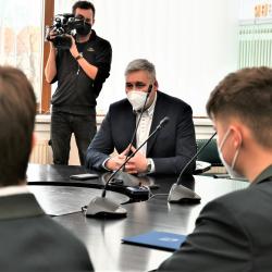 Náměstek Klíma ocenil statečné studenty vodňanské rybářské školy.