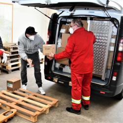 převzetí zdravotnického materiálu od jihočeských nemocnic