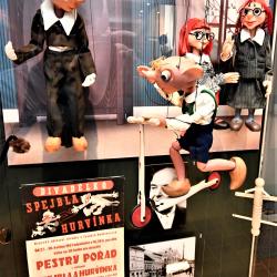 Nové moderní expozice věnované motorkám ČZ, zbraním stejné značky, maltézským rytířům, dudám, loutkám a textilu místní výroby. To nabídne návštěvníkům Muzeum středního Pootaví na hradě ve Strakonicích.
