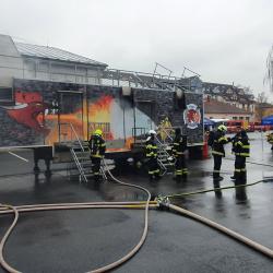 FIRE DRAGON - unikátní simulace požáru: 120 dobrovolných hasičů z jihu Čech získalo osvědčení za zvládnutí ohně ve sklepě, obýváku či na schodišti.
