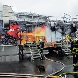 FIRE DRAGON - unikátní simulace požáru: 120 dobrovolných hasičů z jihu Čech získalo osvědčení za zvládnutí ohně ve sklepě, obýváku či na schodišti.