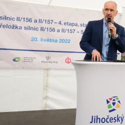 Hejtman Martin Kuba uvedl, že stavba tohoto dálničního přivaděče o celkové délce 722 metrů potrvá 10 měsíců a vyžádá si náklady 88 milionů korun. Investorem je Jihočeský kraj, přičemž 47 milionů činí dotace z EU.